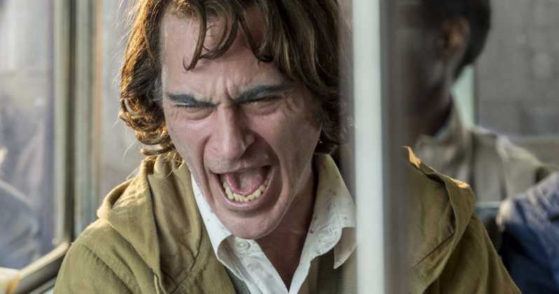 Joakin Phoenix com a Joker en un atac de riure a l'autobús